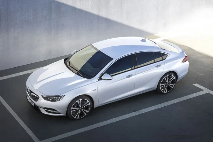 Die um einen Zentimeter breitere Spur sowie die um drei Zentimeter niedrigere Dachlinie ergeben eine sportliche Silhouette. Der Kofferraum der Limousine hat ein Fassungsvermögen von 490 bis maximal 1450 Liter. Wie gehabt wird es vom Insignia auch wieder einen Kombi namens Sports Tourer geben.