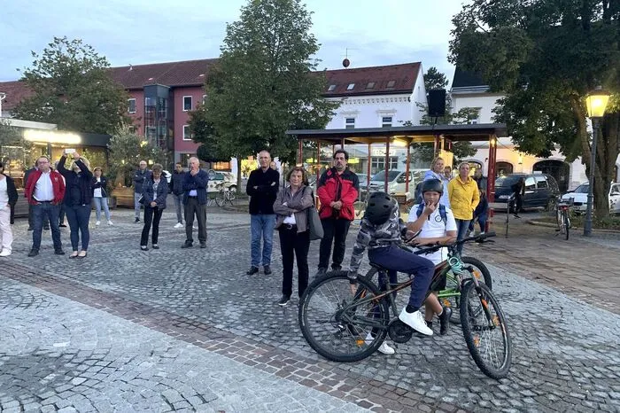 Zahlreiche Besucher waren gekommen, um das nun mögliche Zusammenspiel aus Wasserfontänen, Licht und Musik zu beobachten.