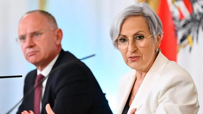 Das Justizministerium von Anna Sporrer (SPÖ) beendet die Zusammenarbeit mit Derad, das Innenressort von Gerhard Karner (ÖVP) hat die Kooperation bereits zuvor eingestellt.