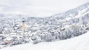THEMENBILD, Wetter, Wintereinbruch. Am Vormittag des 20. November 2025 fiel im oberen Ennstal Neuschnee bis in Tallagen, im Bild eine Ansicht der Bergstadt Schladming. Aufgenommen am 20.11.2025 in Schladming, Steiermark, Österreich (Austria). 
Fotocredit: Martin Huber