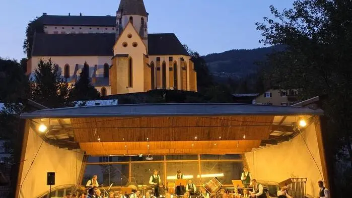 Mit viel Blasmusik und sommerlicher Atmosphäre ist am Mittwochabend die diesjährige Parkkonzert-Reihe im Stadtpark Murau gestartet.