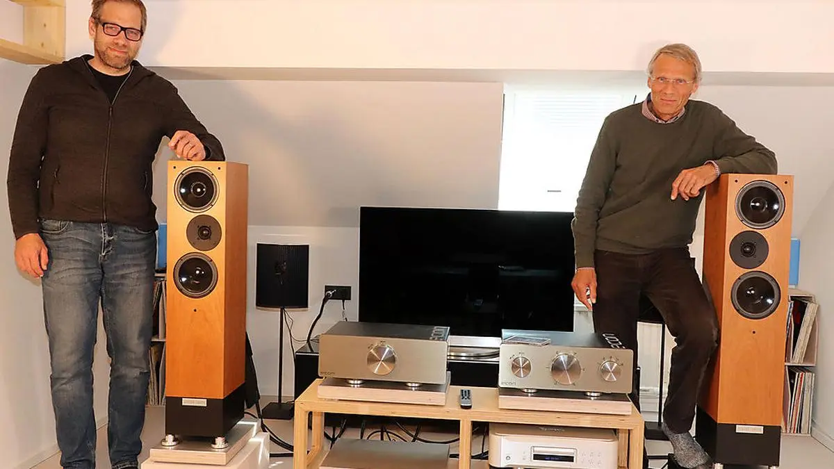 Gert Rheina-Wolbeck und Vater Helmut in ihrem Hörraum