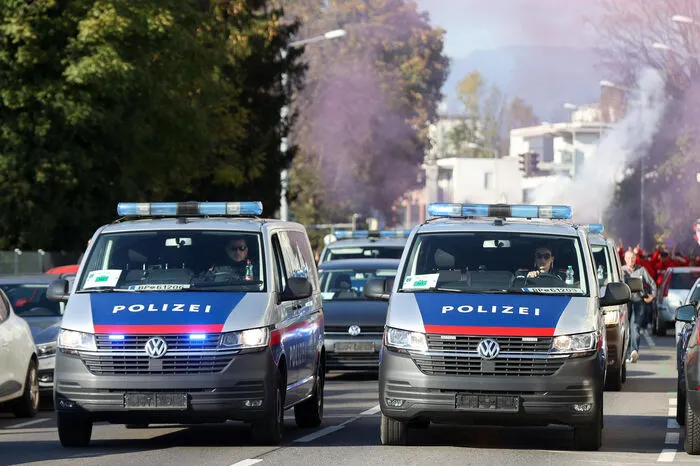 ... begleitet von einem großen Polizeiaufgebot ...