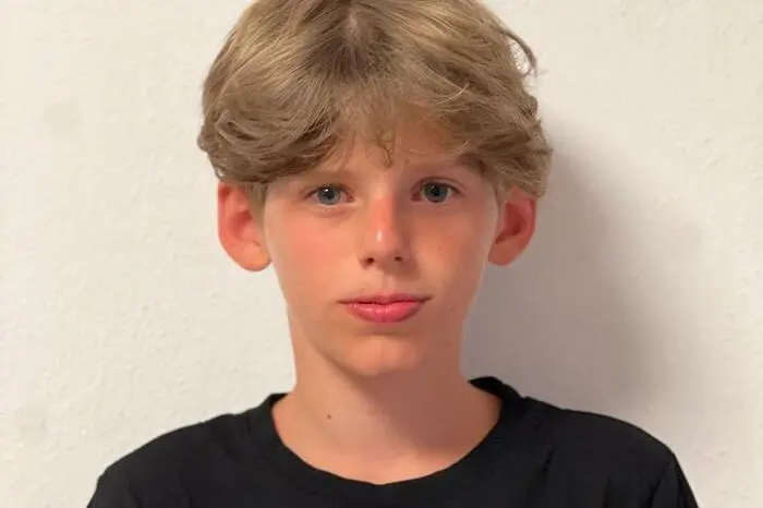 Paul, 3. Klasse Gymnasium Fürstenfeld: „Ich fand dieses Schuljahr extrem lustig und eigentlich nicht wirklich anstrengend. Unsere Lehrer waren sehr entgegenkommend und haben fair benotet. Besonderen Spaß haben mir die vielen Sportstunden im Freibad gemacht. Mit meinem Zeugnis bin ich sehr zufrieden, stolz bin ich auf meine Noten in Mathe und Englisch. Für die Ferienzeit habe ich mir einiges vorgenommen. Zu Hause möchte ich meine Zeit grundsätzlich sinnvoll nutzen. Ich will viel Zeit mit Freunden verbringen, sei es im Freibad oder beim Fußballspielen. Auf Urlaub werde ich mit meiner Familie nach Italien fahren.“