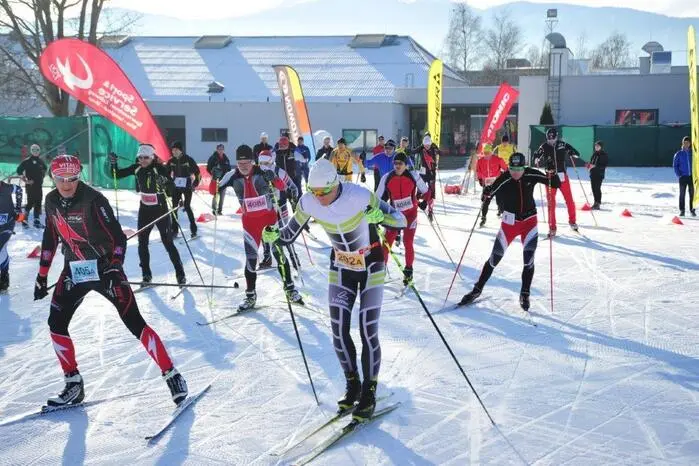 Sieben Athleten nahmen die sechs Stunden im Skatingstil allein in Angriff, zwei Zweierteams und acht Viererteams wechselten sich beim Laufen ab.