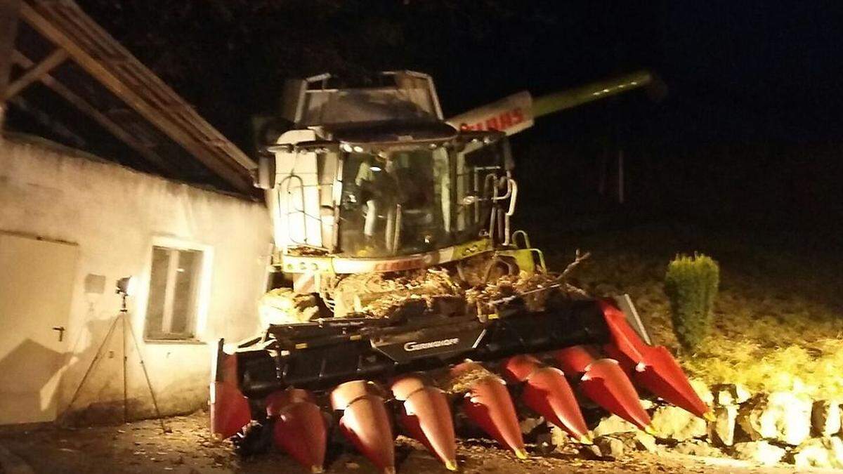 Die Feuerwehr St. Stefan im Rosental rückte mit zwölf Einsatzkräften aus, um das Fahrzeug zu bergen