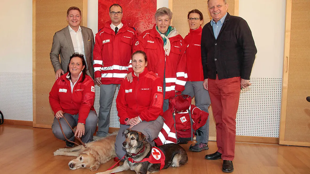 Bürgermeister Günther Albel, Harald Rossbacher, Irmtraud Jungbauer, Kordula Wegscheider, Peter Ambrozy (hinten v. l.), Bettina Lorenz mit Whiski, Gerhild Gram mit Siiri (vorne v. l.)
