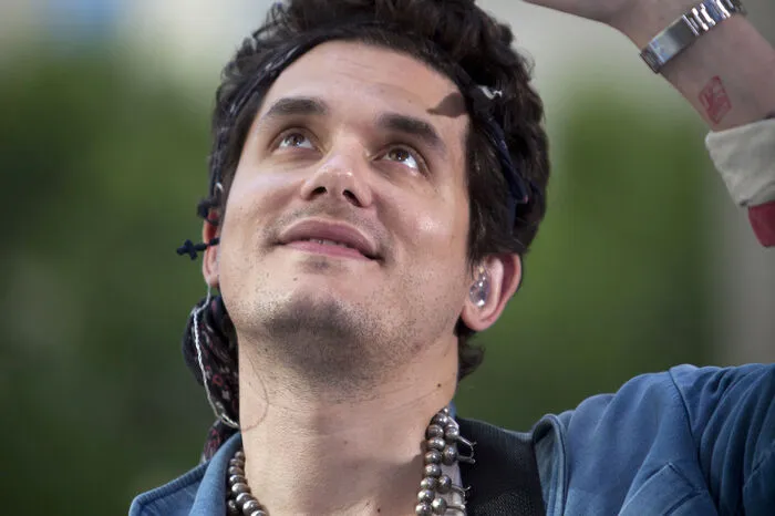 Auch Musiker John Mayer soll "Jen" zwischen 2008 und 2009 immer wieder gedatet haben.