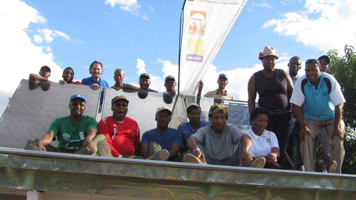 AEE Intec-Mitarbeiter Rudolf Moschik (3. v. li. oben)  bei der Übergabe einer Solaranlage im südlichen Afrika 