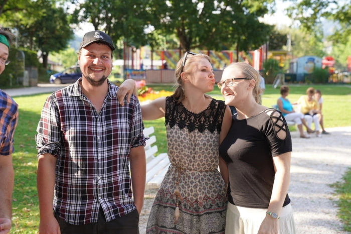 Moderator Lukas Hofbauer mit den beiden Teilnehmerinnen Estha Sackl und Trisha Radda.
