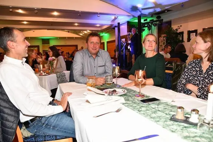 „Meine Erwartungen wurden weit übertroffen“, sagte er stolz. Mit einem Team von 23 Vollzeit- und 2 Teilzeitmitarbeitern sowie 2 Sommerpraktikanten kümmert er sich um die Gäste und sorgt für einen reibungslosen Betrieb.