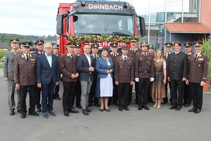 Auch ein neues Rüstfahrzeug wurde übernommen und von Pfarrer Johannes Lang gesegnet