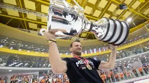 Präsident Herbert Jerich mit der Meistertrophäe