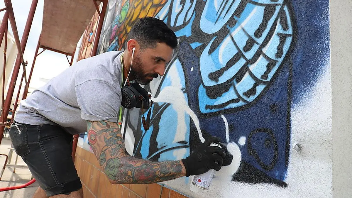 Mit bunten Gesichtern und Schriftzügen wurde die Fassade verschönert