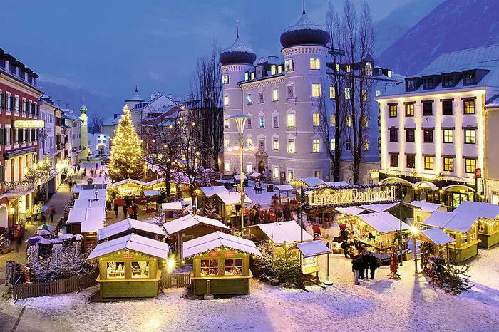 Christkindlmarkt. Schön Durchschnaufen vom vielen Weihnachtstrubel kann man auf dem Christkindlmarkt in Lienz von 9 bis 13 Uhr. Die imposanten Berge ringsum geben dem Markt ein außergewöhnliches Flair.