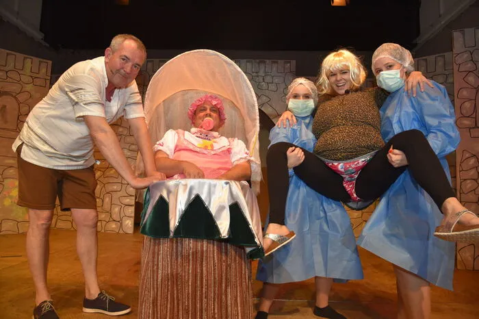 Gur Gur! riefen die Gurnitzer Burgrichter (am Foto ist der Schwank "Schicksal eines Gurnitzer Pärchens" zu sehen) heuer an drei Terminen, die ausverkauft waren. . .