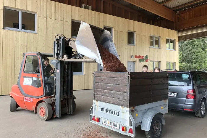 Bei Naturgut sind Erde, Kompost und Rindenmulch ohne Plastik erhältlich.