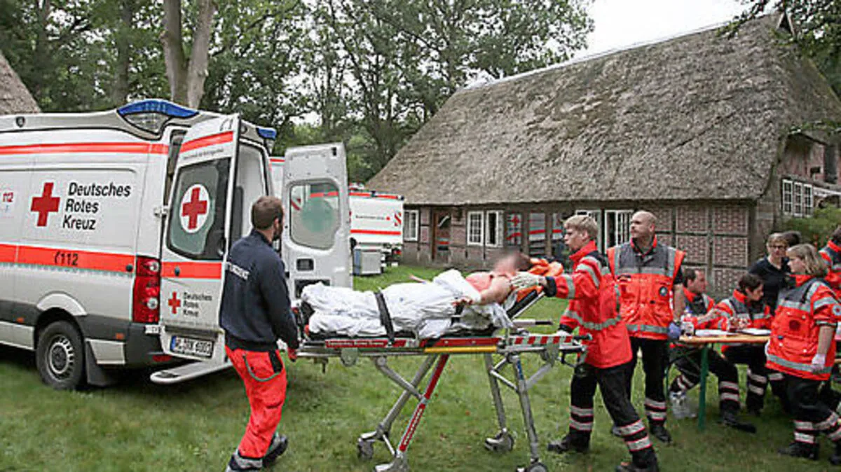 Einsatzkräfte transportieren Vergiftungsopfer ab