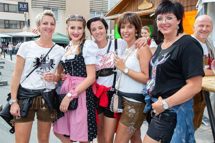 Teilweise das siebente Gabalier-Konzert ist es für die Damenrunde aus dem Zillertal in Tirol. Mit viel guter Laune und einem Achterl stimmen sie sich auf das Konzert ein.