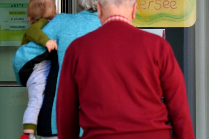Erstmals wurden mehr als eine Million - genau 1.070.933 - Wahlkarten beantragt. Damit wird nach Schätzungen der ARGE Wahlen-Hochrechner ein Fünftel der Stimmen per Briefwahl oder - ein kleiner Teil - auch mit Wahlkarte in "fremden" Wahllokalen abgegeben. Sind Rücklauf und Beteiligung annähernd so hoch wie 2017, werden im vorläufigen Endergebnis, das Sonntagabend verkündet wird, noch rund 950.000 gültige Stimmen fehlen.