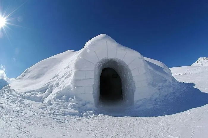 Jedes der Hotels wird jährlich aus rund 2000 Tonnen Schnee gebaut. Acht Wochen beziehungsweise 3000 Arbeitsstunden dauert das Errichten der Anlage, die mit einem Iglu nur den Namen teilt.