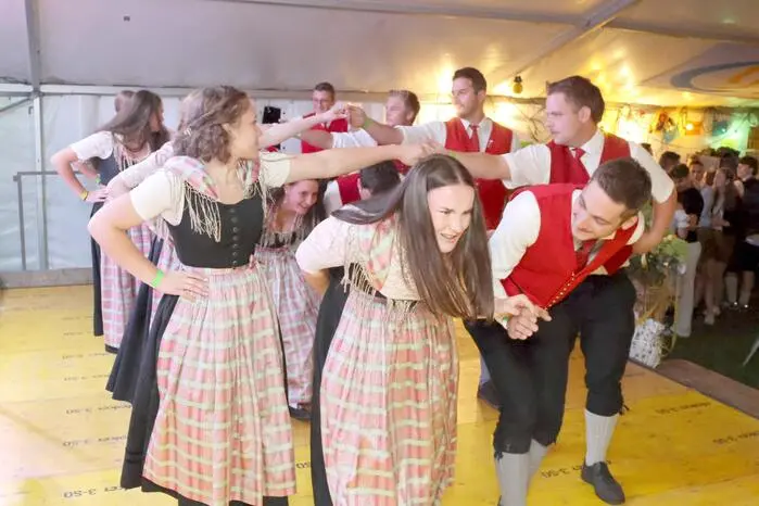 Übrigens: Für den optimalen Sound zeichneten „Die Silberbacher“ verantwortlich. Zu den absoluten Höhepunkten der zünftigen Partynacht zählten der Auftanz der LJ-Gruppen Glödnitz und Metnitz (Foto) sowie die Mitternachtseinlage der Kulmer Schuhplattler.