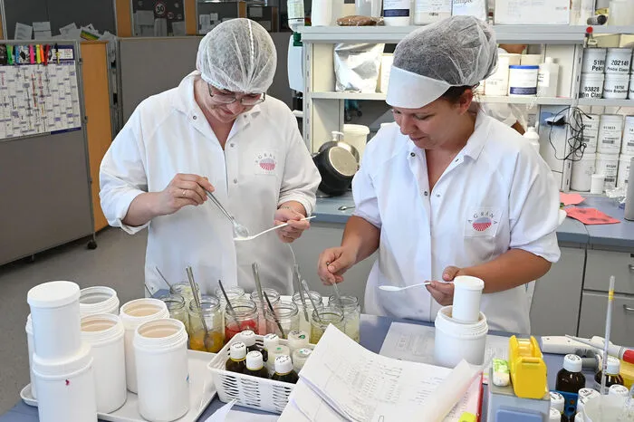 Jedes Rezept wird erst gekocht und vor Ort verkostet, bevor es zum Kunden kommt. Erst der entscheidet, ob es wirklich in ein neues Eis oder Joghurt kommt.