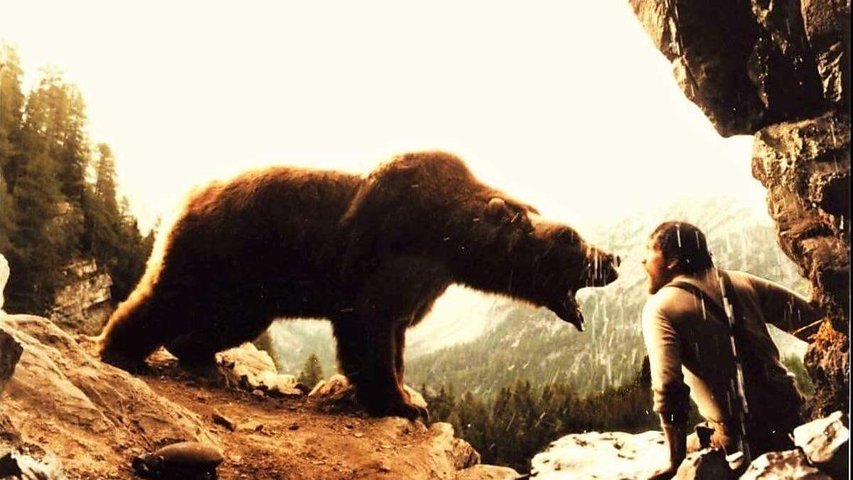 Spektakuläre Aufnahmen aus Osttirol sind im Tierspielfilm &quot;Der Bär&quot; zu sehen. Auf dem Foto treibt Bart, der Bär, Tom (Tschéky Karyo) in die Enge	