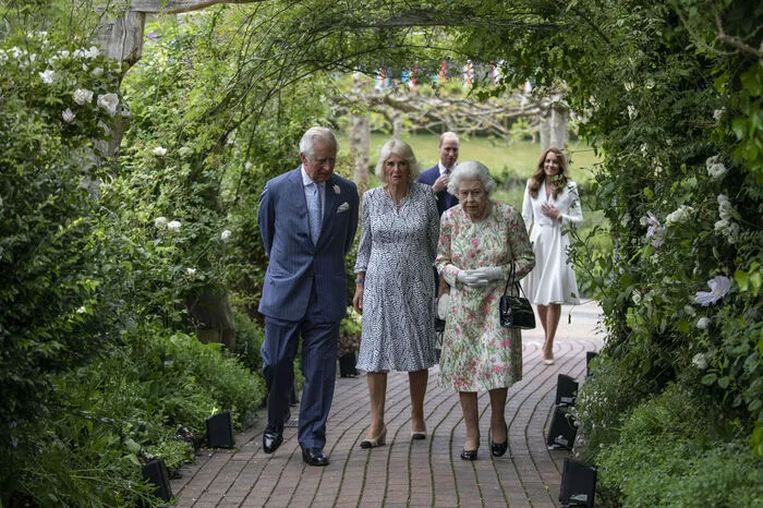 Die Staats- und Regierungschefs der USA, Deutschlands, Großbritanniens, Frankreichs, Italiens, Japans und Kanadas beraten noch bis Sonntag im englischen Cornwall über die großen Fragen der Weltpolitik. Königin Elizabeth II. und weitere Royals hatten die Staatenlenker am Freitagabend in einem botanischen Garten in der Nähe des Tagungsorts mit einem Empfang zum Auftakt willkommen geheißen.