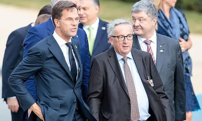 11.07.2017, Brüssel, BEL, NATO Gipfel 2018, Arbeitsessen Staats und Regierungschefs, im Bild v.l. Mark Rutte (Premierminister Niederlande), Jean Claude Juncker, Petro Poroschenko (Präsident Ukraine) // v.l. Prime Minister of Netherlands Mark Rutte ean Claude Juncker, Petro Poroschenko (Präsident  Ukraine)  during working dinner of heads of state and government at the 2018 NATO Summit. Brussels, Belgium 2018/07/11. EXPA Pictures © 2018, PhotoCredit: EXPA/ Johann Groder