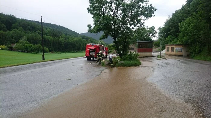 Elf Feuerwehren haben bis Freitagnachmittag im Bezirk Weiz 20 Unwettereinsätze abgearbeitet - hauptsächlich entlang der Raab, vor allem auch im Gebiet rund um Strallegg, Birkfeld und Passail. Hier im Bild zu sehen: Überflutete Straße in Landscha.