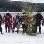 Fünf Taucher und Bereichswasserdienstbeauftragter Josef Mauerhofer (3.v.r.) beteiligten sich am Christbaumtauchen 