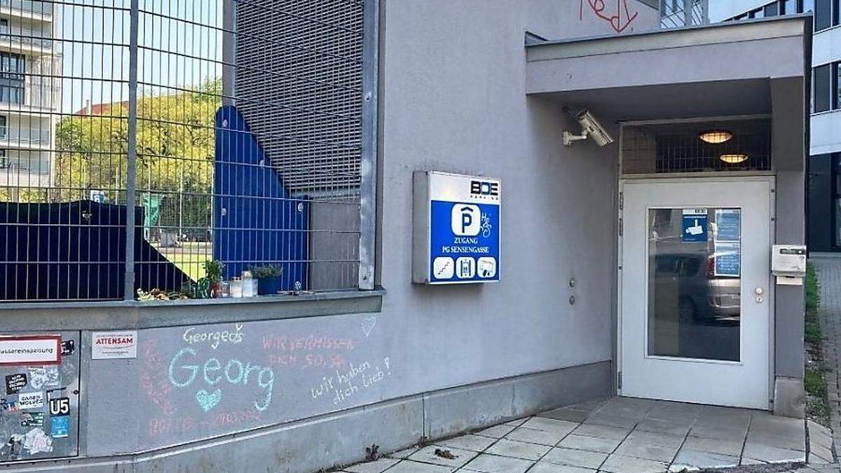 Die Einfahrt vor der Garage, wo der 35-jährige, inzwischen verstorbene, Mann im März gefunden wurde