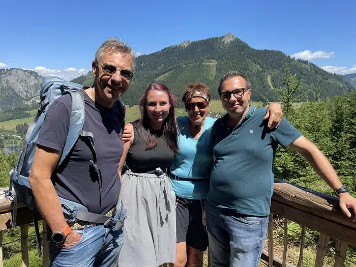 Rastplatz mit Aussicht: Franz Haas, Anja Bauer, Veronika Haas und Stephan Steiner auf der neuen Plattform im Wald