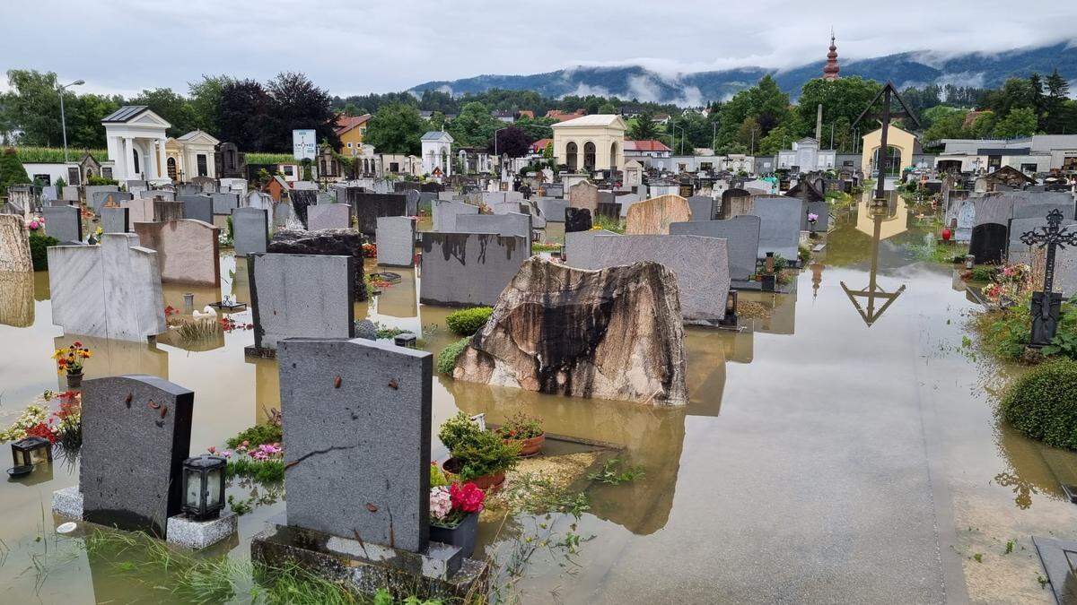 Auch der Friedhof in Eibsiwald ist überflutet