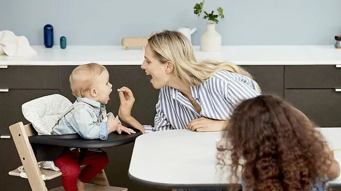 Möbel für kleine Menschen sollen unverwüstlich und zweckmäßig sein. Und weil kleine Menschen größer werden, sollen sie mitwachsen, um sich den geänderten Bedürfnissen von Kindern und ihren Zimmern anpassen zu können. Ein Klassiker der mitwachsenden Möbel ist der Hochstuhl „Tripp Trapp“ des norwegischen Labels Stokke. Entworfen 1972, wurden bislang mehr als zehn Millionen Stück verkauft.