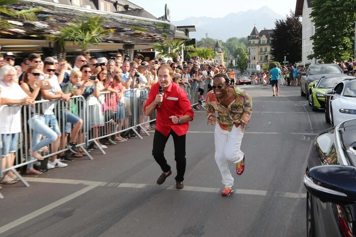 21. Internationales Sportwagenfestival, große Parade vor dem Casino Velden