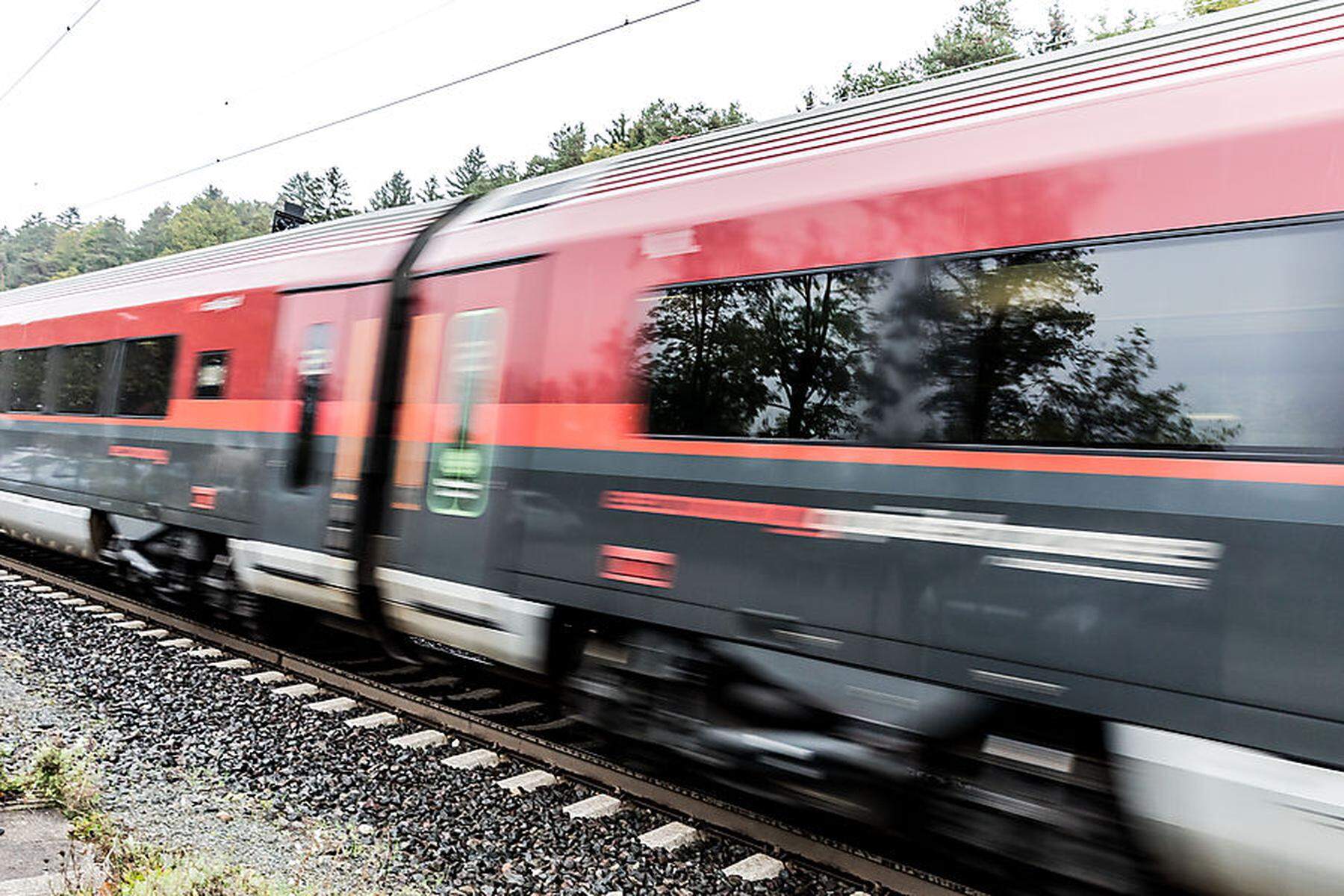 TU Graz beteiligt: Studie zeigt: Zugverkehr verursacht durch Bremsen hohe Feinstaub-Belastung