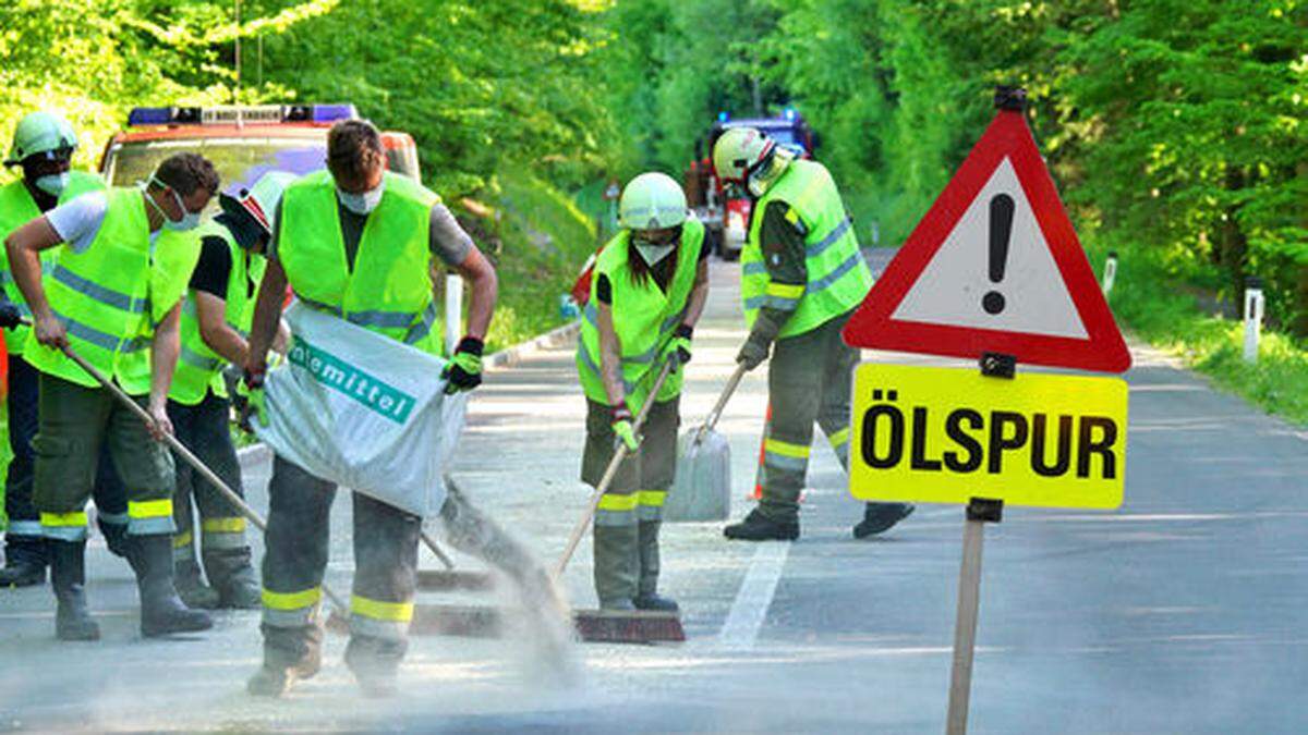 Feuerwehr, Straßenerhaltungsdienst und Polizei mussten am Montag ausrücken, weil auf der L 202 eine drei Kilometer lange Ölspur war