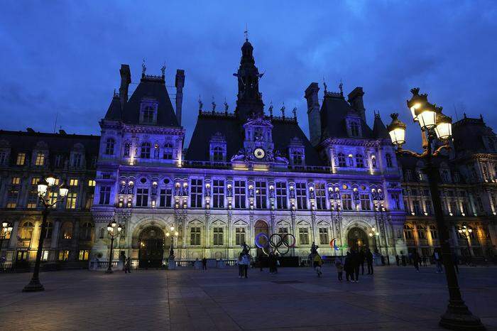 Das Rathaus von Paris leuchtet ebenfalls in Blau-Gelb