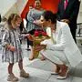 Kronprinzessin Victoria begrüßt ein junges Mädchen