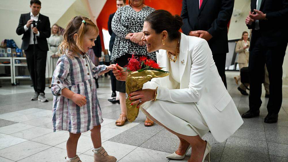 Kronprinzessin Victoria begrüßt ein junges Mädchen
