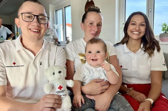 Sebastian Schwimmer (25) und Lena Ackerl (21) waren am 12.9. 2022 mit ihrem Rot-Kreuz-Wagen als erste zur Stelle und bereiteten Bettina Meister für die Reanimation mit dem Defibrillator vor.