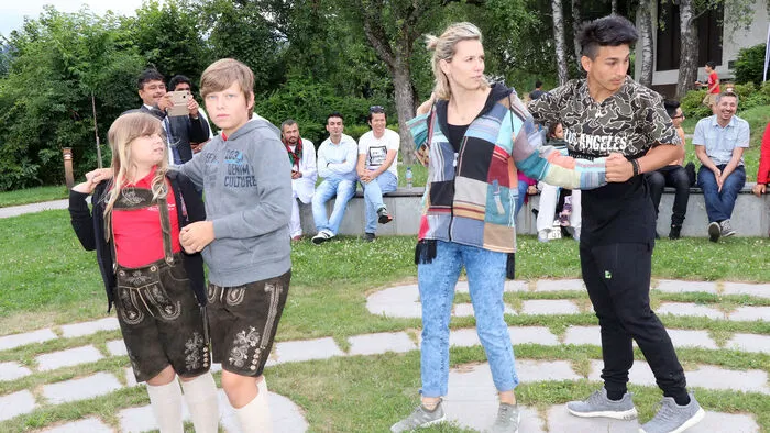 Musikalisch umrahmt wurde das Sommerfest mit dem iranischen Musikduo „Bobby &amp; Mobin“, sowie den „Huata Buam“ aus Feldkirchen.