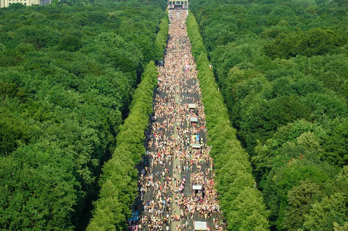 Die Polizei forderte die Feiernden auf, die Veranstaltung "besonnen" zu verlassen. Der Tiergarten und umliegende Grünflächen sollten gemieden werden, weil hier Gefahr durch herabstürzende Äste bestehe.