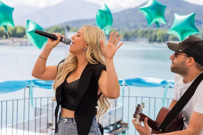 Die Steirerin Natalie Holzner sang ihren neuen Song „Kleopatra“