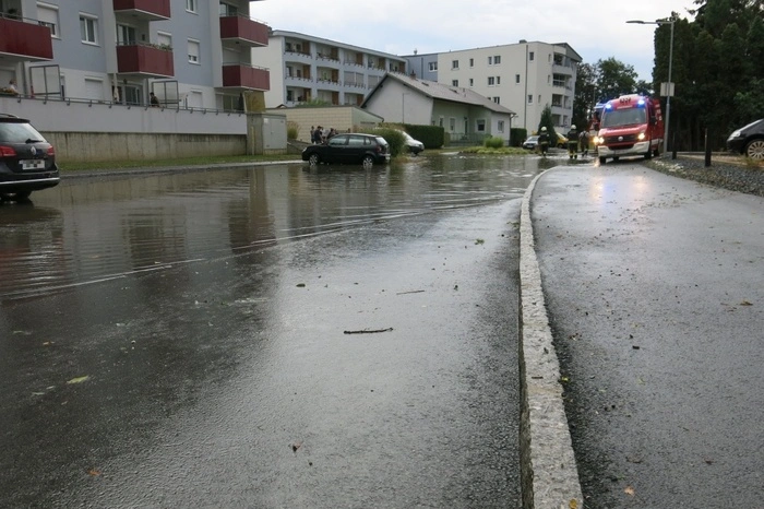 Die Stadtfeuerwehr Oberwart rückte mit fünf Fahrzeugen und 13 Mann zum Einsatz aus.