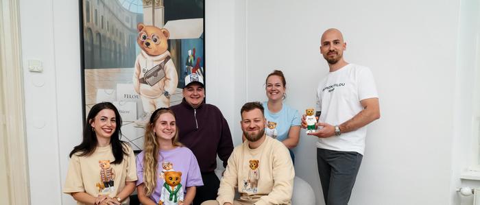 Das Kernteam von Baron Filou um die Gründer und Geschäftsführer Thomas Müller (sitzend) und Georg Schrimpf (rechts) arbeitet in einer Altbauwohnung in St. Leonhard