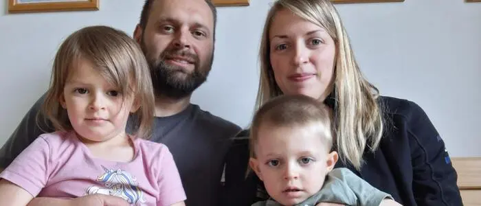 Papa Mario Gsodam und Mama Victoria Gsodam mit Sophia (4) und Oliver (2)