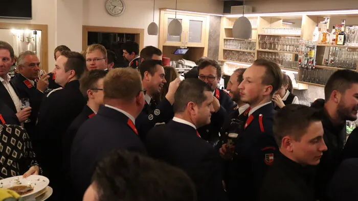 Zahlreiche Feuerwehrkameraden aus der Umgebung bevölkerten Samstagabend das Hotel Friesacherhof in Prebl beim Feuerwehrball.